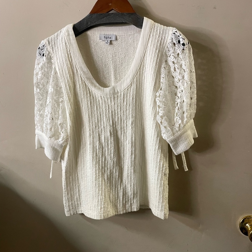 Fate short lace sleeve top